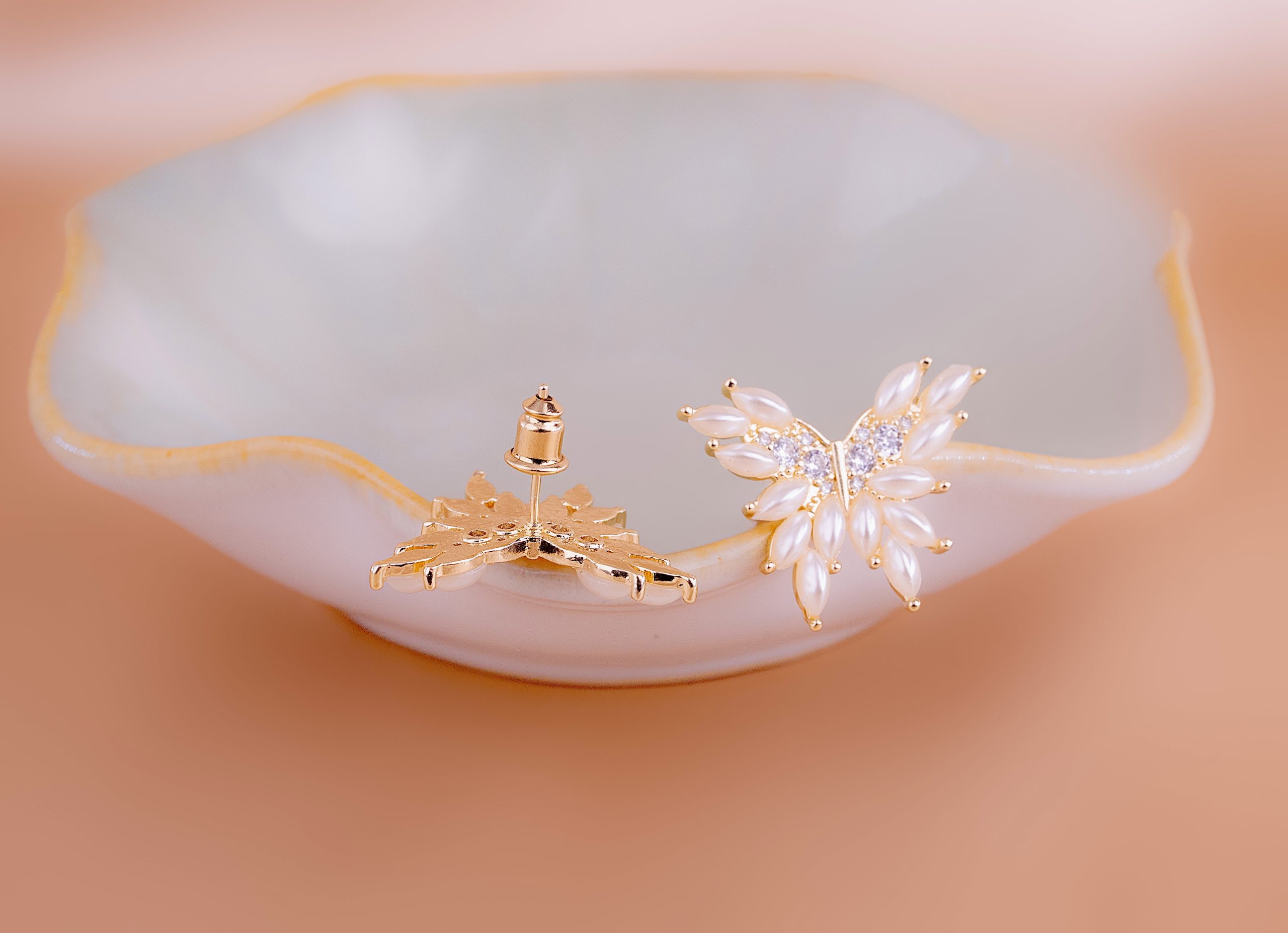 Aretes Mariposas Perlas Doradas