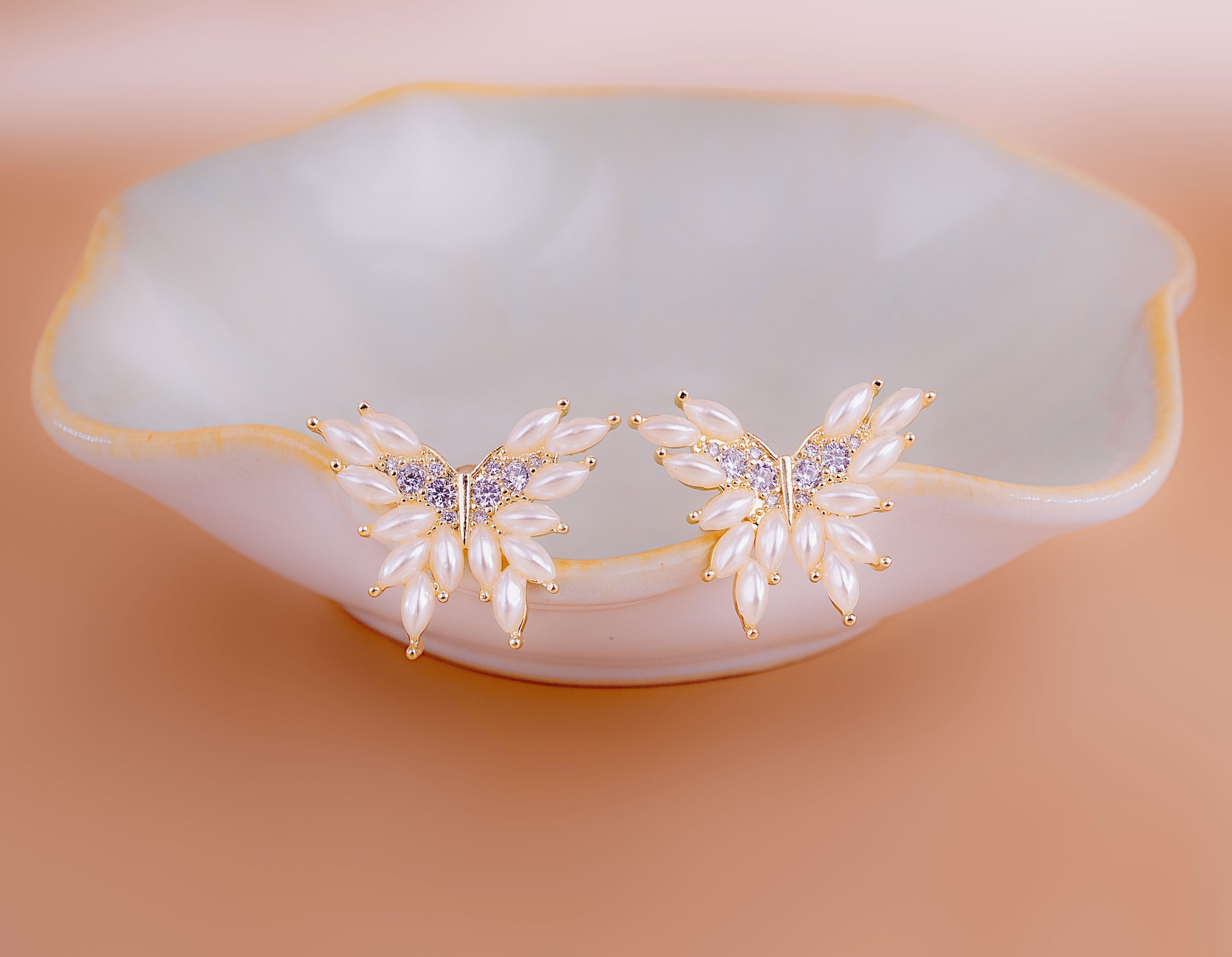 Aretes Mariposas Perlas Doradas