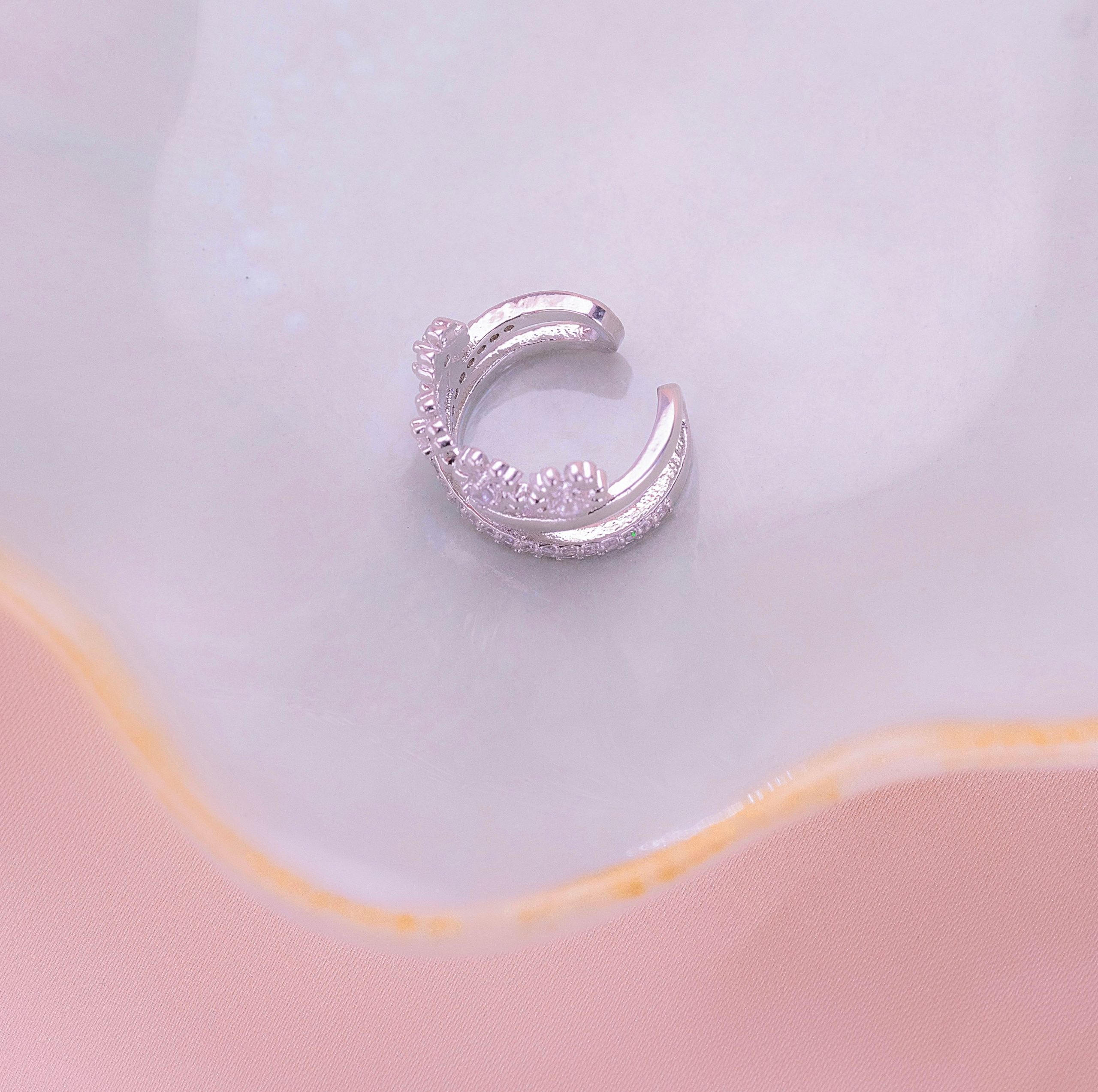 Ear Cuff Camelia Plateado