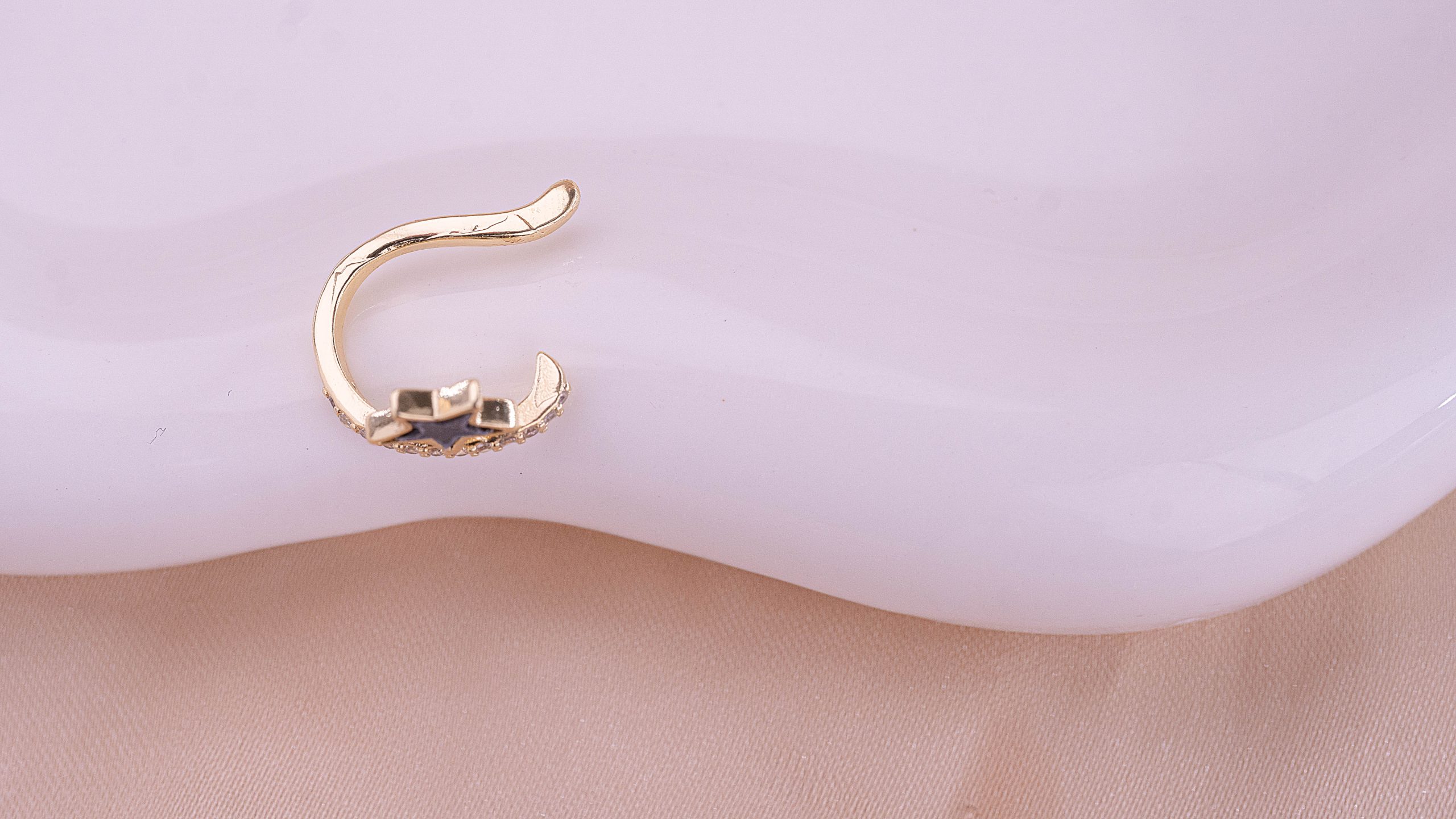 Ear Cuff Estrella Negra