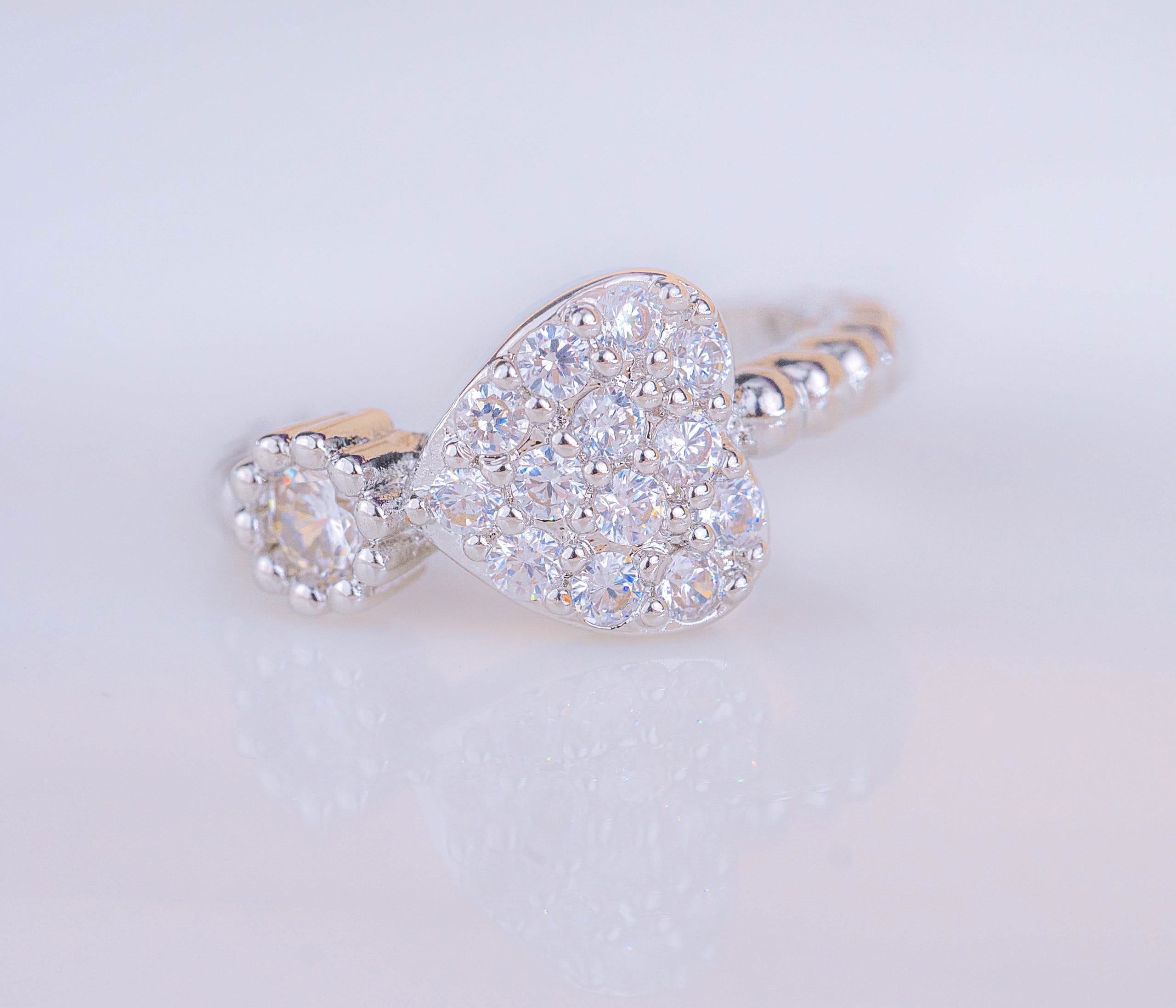 Ear Cuff Corazón Plateado
