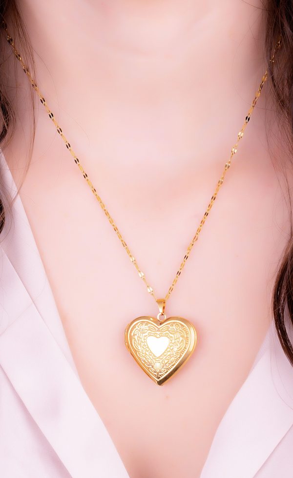 Relicario Corazón Grabado Dorado