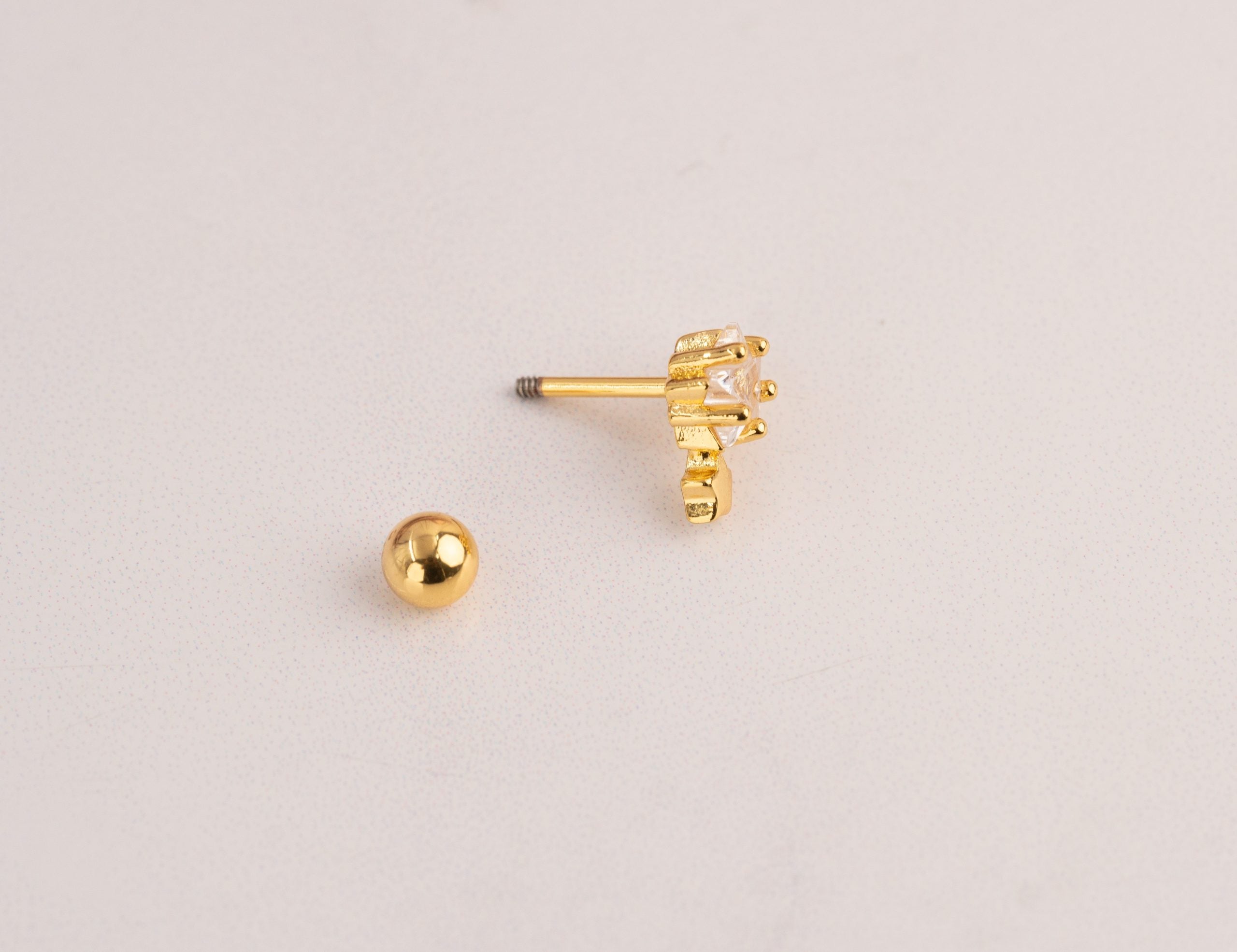 Piercing Tres Estrellas Dorado