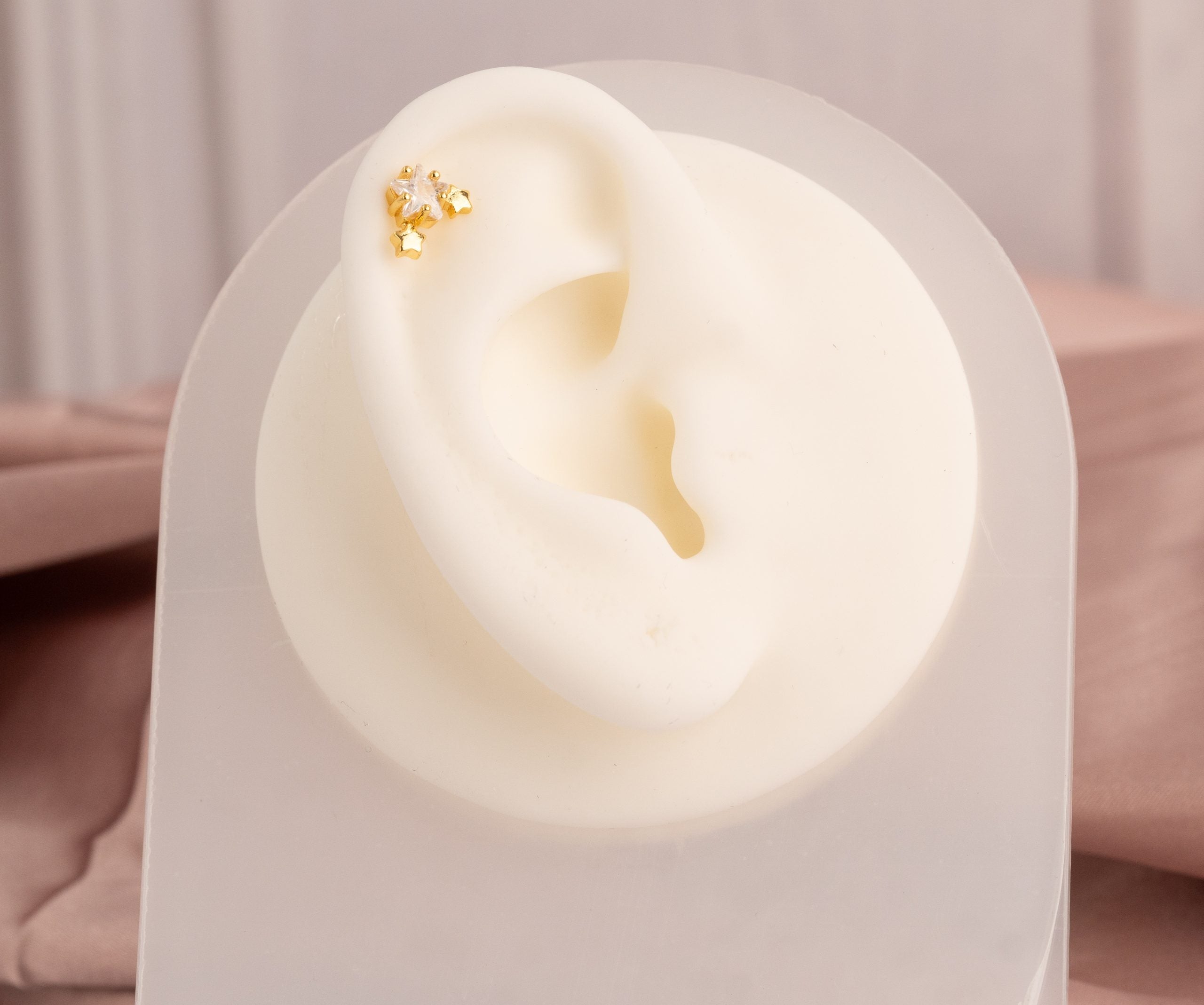 Piercing Tres Estrellas Dorado